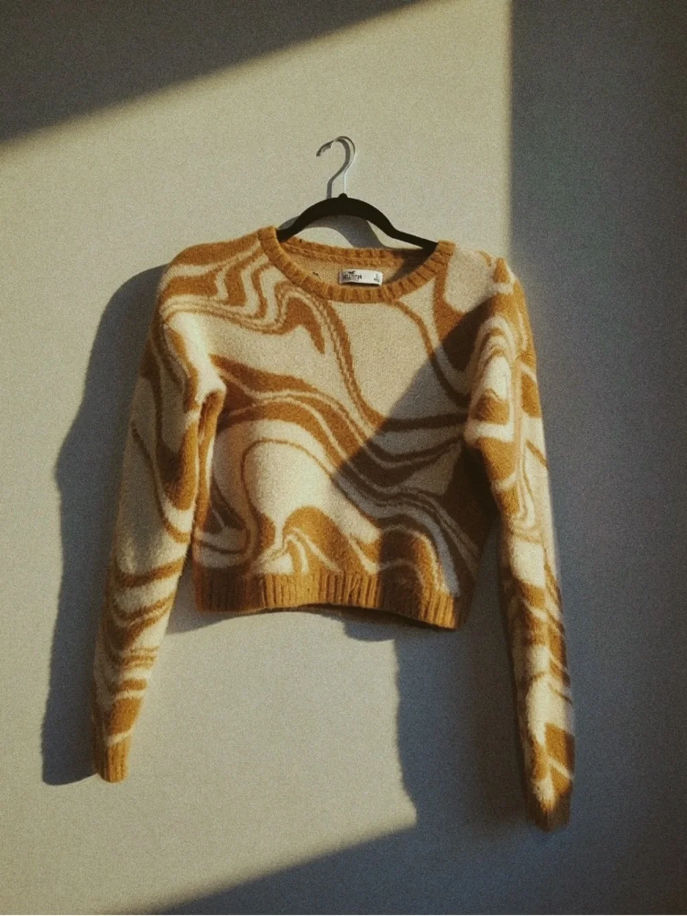 Hollister - Wavy Pattern Crewneck Sweater in Cream and Tan